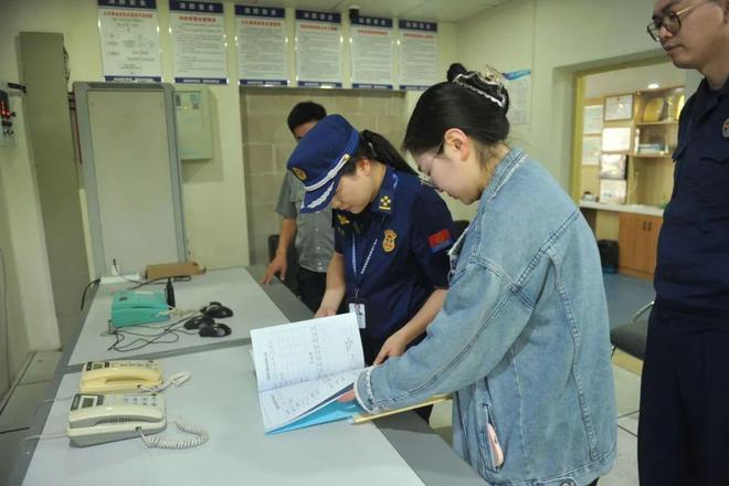 命令！龙湾全域铺开“三个三”应急实训护平安AG真人地址【火场逃生“三个三”】警铃即(图3)