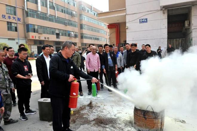 命令！龙湾全域铺开“三个三”应急实训护平安AG真人地址【火场逃生“三个三”】警铃即(图2)
