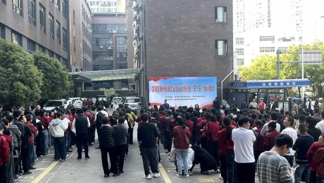 命令！龙湾全域铺开“三个三”应急实训护平安AG真人地址【火场逃生“三个三”】警铃即(图4)